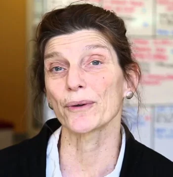 Cartea este alcătuită dintr-o serie de scrisori, fragmente și interviuri, care explorează viața și opera lui Elena Ferrante, precum și influențele care au stat la baza scrierilor sale celebre. Fiecare capitol este o fereastră deschisă spre lumea creativă și interioară a autoarei, care îți oferă o imagine mai detaliată a procesului său de creație și a modului în care se confruntă cu propriile gânduri și emoții.    Ferrante vorbește despre copilăria sa în Napoli, despre experiențele sale ca femeie și despre legătura dintre viața personală și scrisul său. În plus, autoarea își împărtășește opiniile și părerile sale despre subiecte precum femininul, politica și literatura, creând un dialog sincer și profund cu cititorii.    În această carte, Elena Ferrante demonstrează nu doar abilitățile sale literare excepționale, ci și faptul că este o persoană cu idei puternice și cu o viziune clară asupra lumii. "Frantumaglia" este o carte indispensabilă pentru fanii lui Ferrante și pentru toți cei care doresc să înțeleagă mai bine procesul de creație al unui autor sau să exploreze mai profund universul literar italian contemporan.